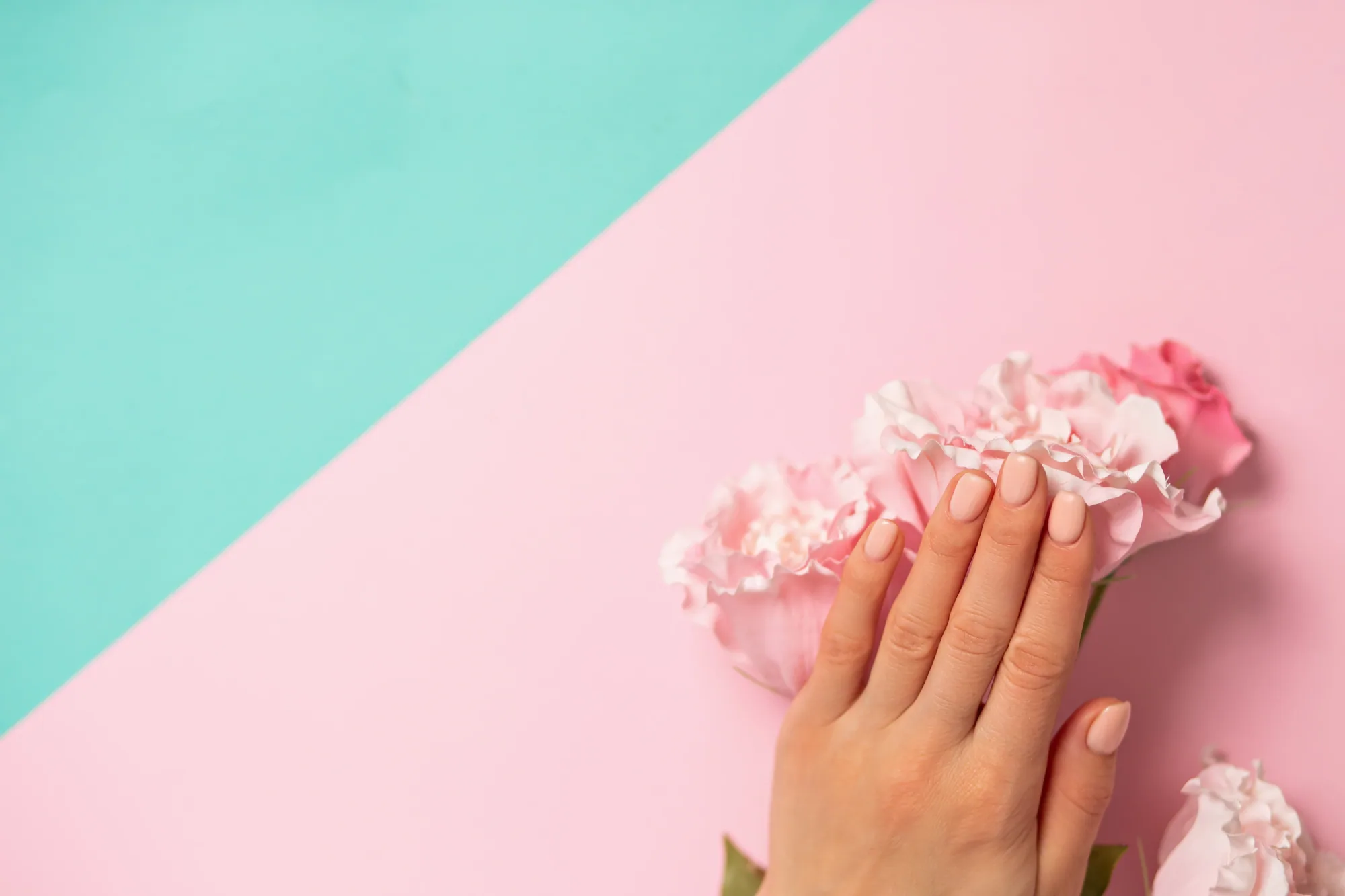 Pastel manicure with flowers
